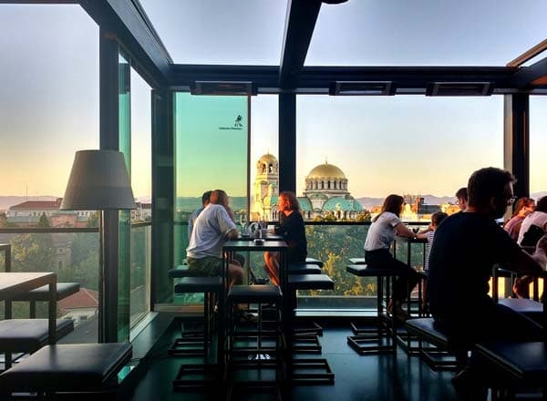 Sense Hotel rooftop bar, vue sur la cathédrale Nevski